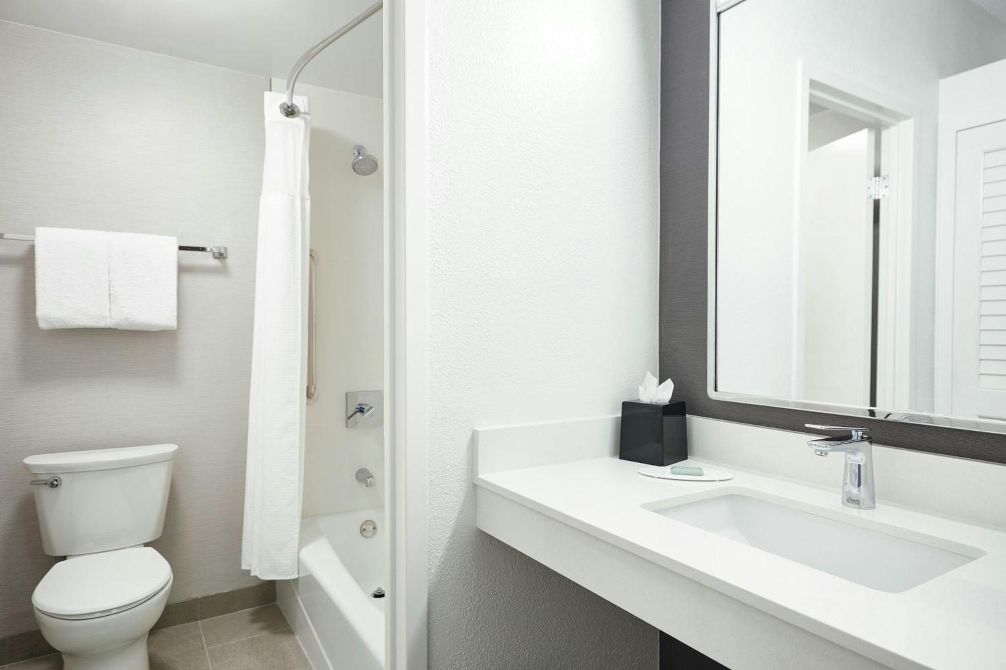Courtyard St. Louis Westport Plaza Hotel 3*